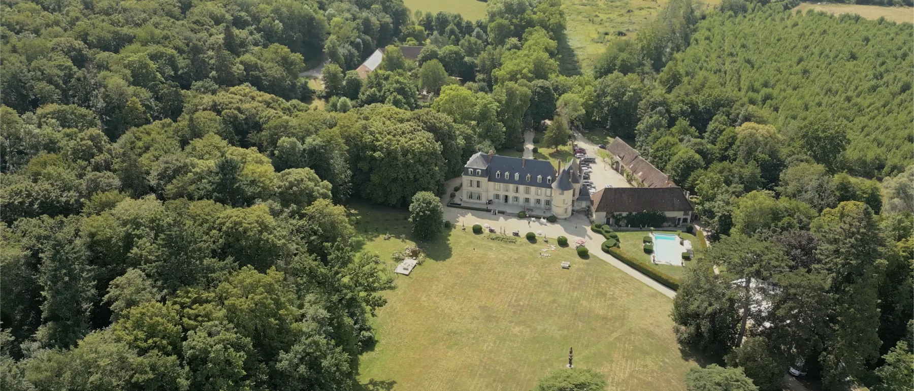 Un château de réception de mariage, vu du ciel