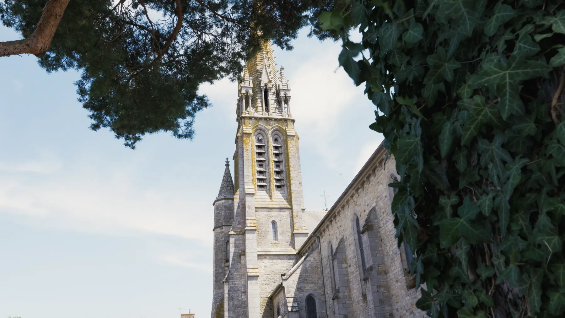 Le clocher de l'église de Pocé-les-Bois, en Ille-et-Vilaine, où Laura et Romain se sont mariés.
