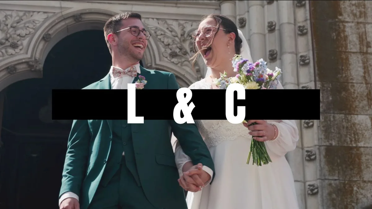 Laure et Clément à la sortie de l'église, lors de leur mariage à Château-Gontier en Mayenne