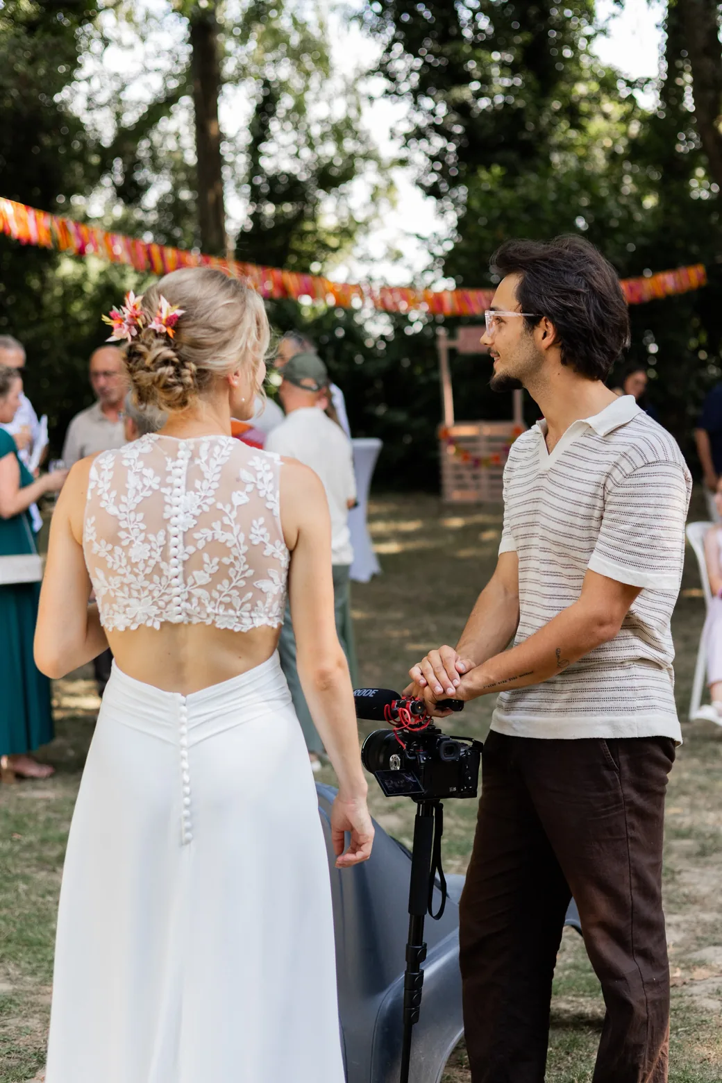 Simon Blanchet en tournage lors d'un mariage en Mayenne, caméra à la main, au plus près de la mariée.