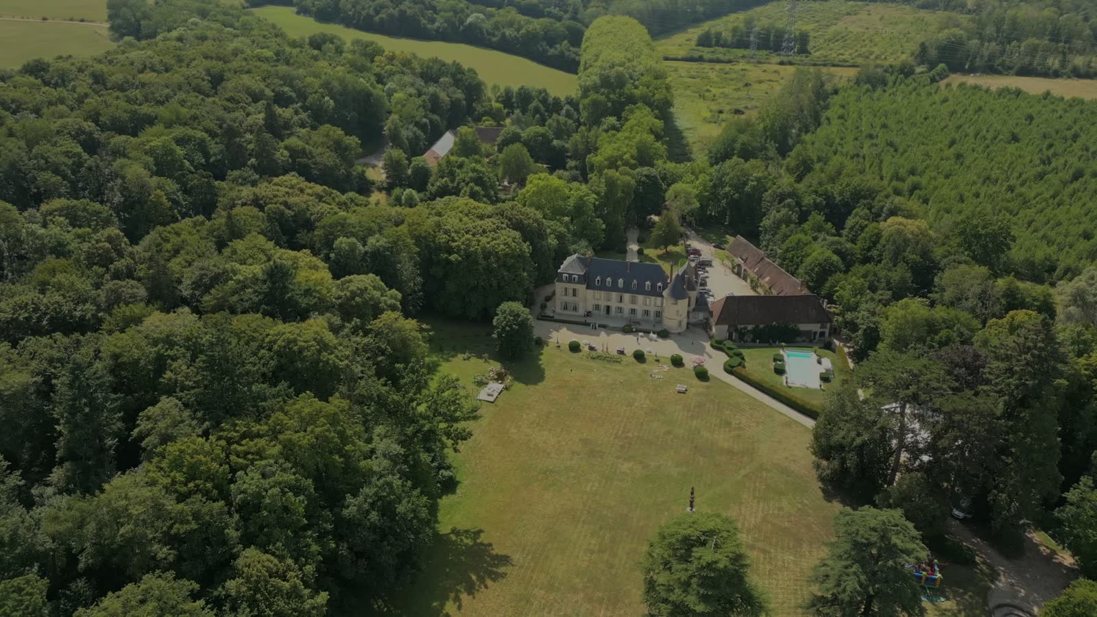 Vue aérienne d'un mariage filmé par Studio SB au Manoir de Gouézac, en Bretagne